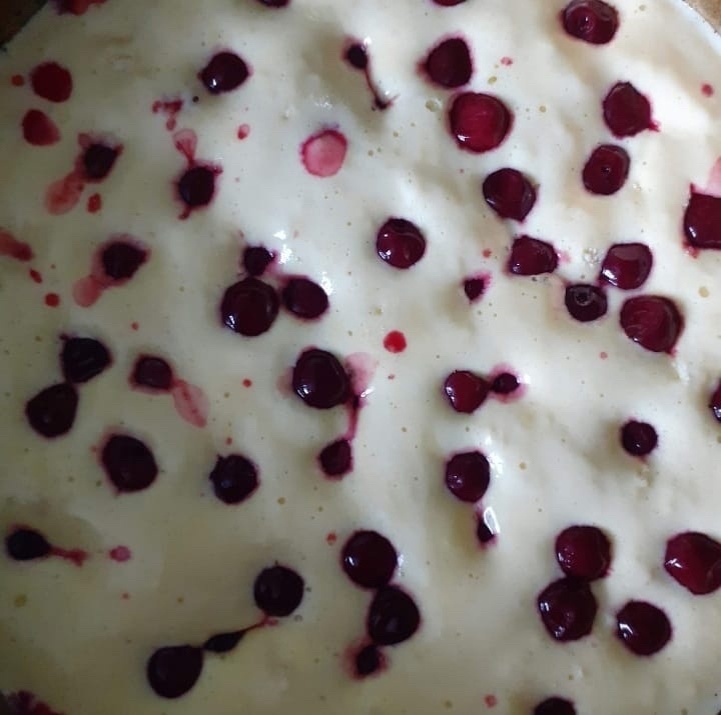 Можно украсить ягодами. Я добавила вишенки)