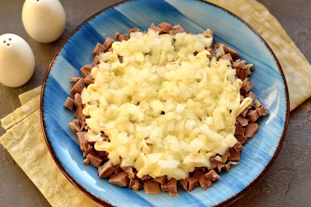 Салат с говядиной и яблоком