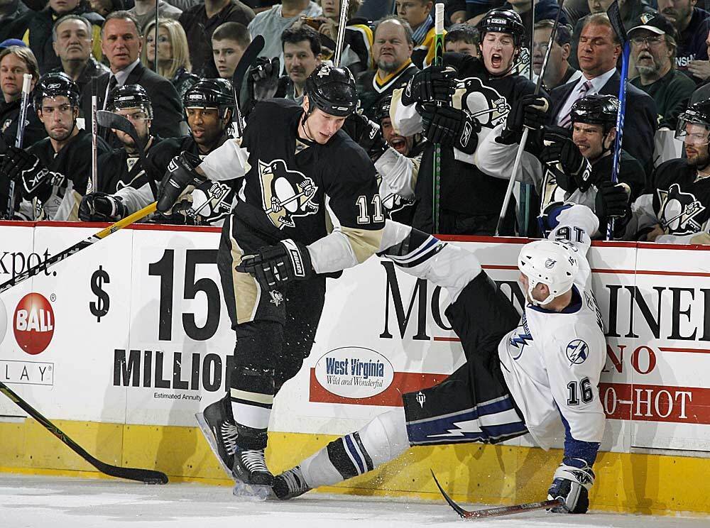Джоржан Стаал и Джейсон Ворд.  Фото: Gregory Shamus/NHLI via Getty Images