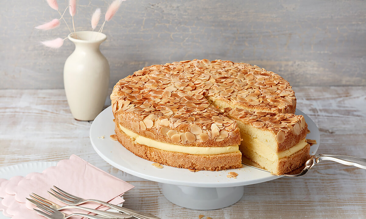 Пирог "Укус пчелы" Bienenstich-Kuchen на керамическом блюде на ножке из коллекции Grande немецкого бренда Asa Selection