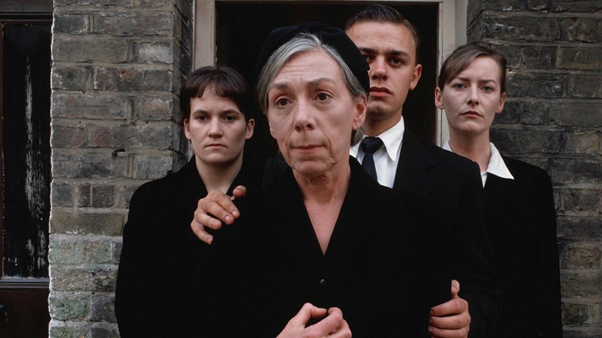 Кадр из фильма "Далёкие голоса, застывшие жизни", 1988 г.