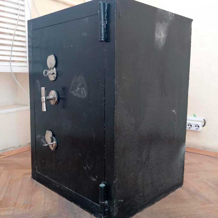 Промышленность в Советском Союзе работала хорошо. Рынок выпускал самые разнообразные товары на любой вкус и цвет. Тогда даже и не думали закупать продукцию в Китае, как делают сейчас. Работники вкладывали всю силу на изготовление мебели. Поэтому она была долговечной и дошла до наших дней.