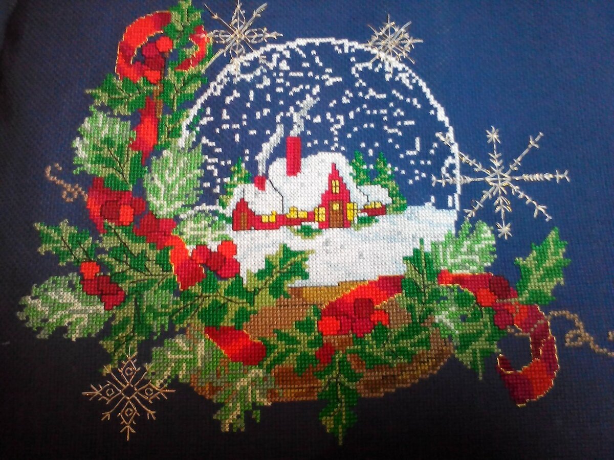 Это как раз-таки схема из сети и подбор мой ниток из запасов "на глаз". Плюс метализированная нить для акцентов-снежинок. Называется по-моему " Снежный шар или новогодний шар'