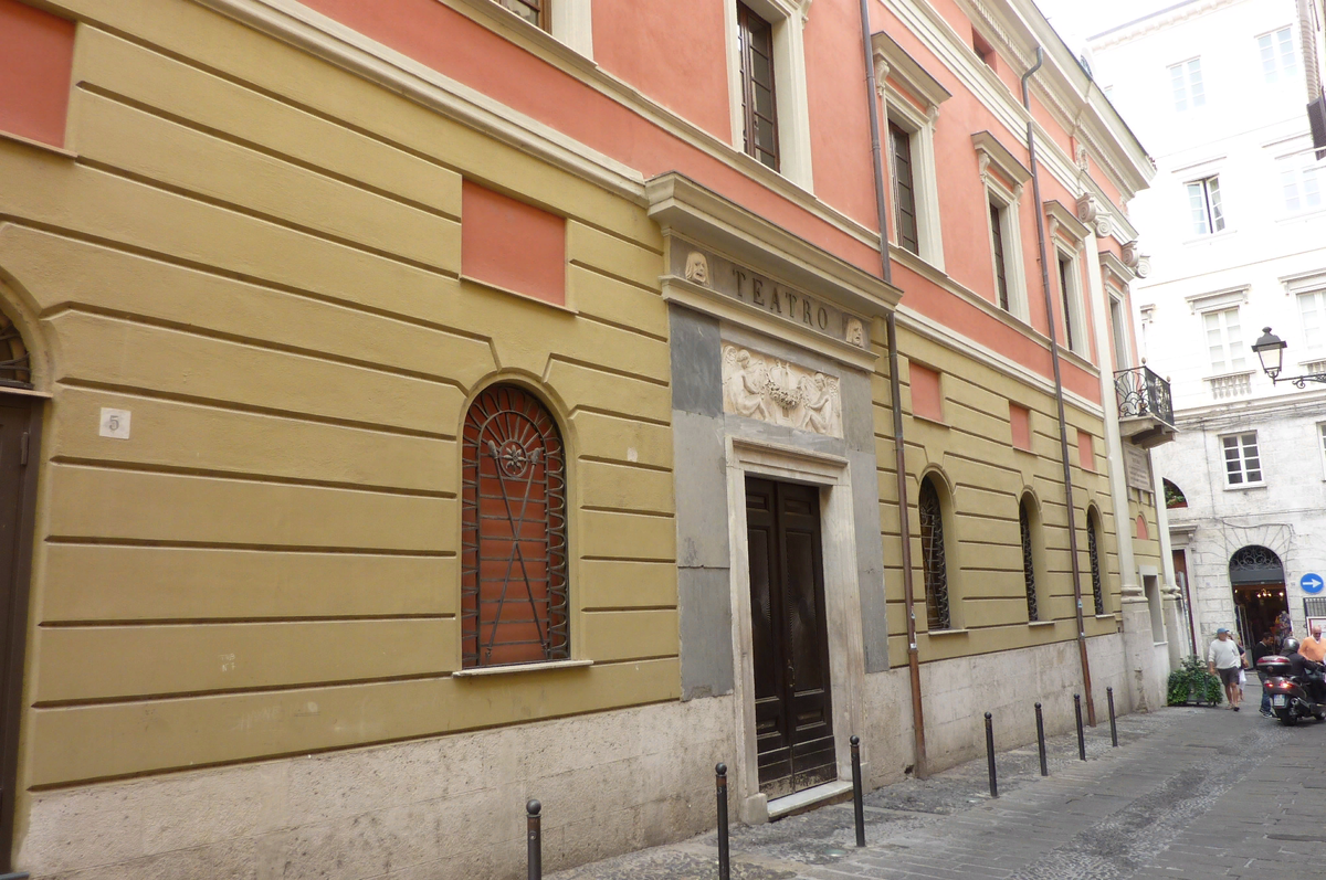 Вот в этом скромном здании расположен театр, в котором гастролировал наш балет. Фото с Яндекс.картинки