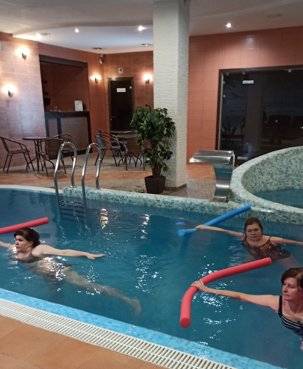 Нудлы - плавательные палки. Помогают держаться на воде.