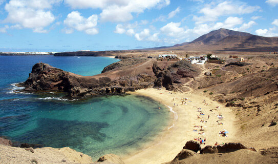 Остров Лансароте (Lanzarote) 

Лансароте (Lanzarote) — самый восточный из островов, четвёртый по величине на Канарском архипелаге. Иначе его называют «островом огнедышащих гор», ведь на его территории умещается около трёхсот вулканов. Треть острова покрыта пеплом и базальтом — это последствия сильнейшего извержения сразу тридцати вулканов, произошедшего в 1730 году и продолжавшегося 6 лет.

Пожалуй, это самый необычный остров Канарского архипелага, способный не оставить равнодушным даже искушённого путешественника. Его прелесть — в удивительной гармонии между цивилизацией и природой, в фантастических вулканических ландшафтах, неброской архитектуре и особом обаянии. 









