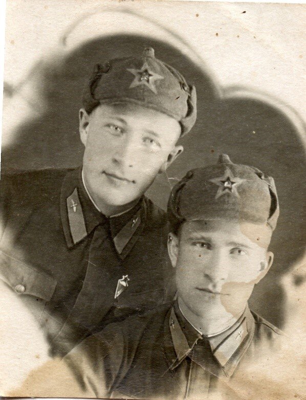 Штурман 4-го гвардейского авиаполка Константин (слева) с боевым товарищем награждён двумя орденами Красного Знамени и орденом Красной Звезды. 1943 год