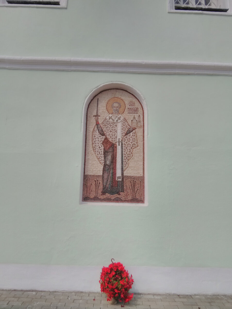 Икона Николая Чудотворца на стене Духова храма, фото автора.