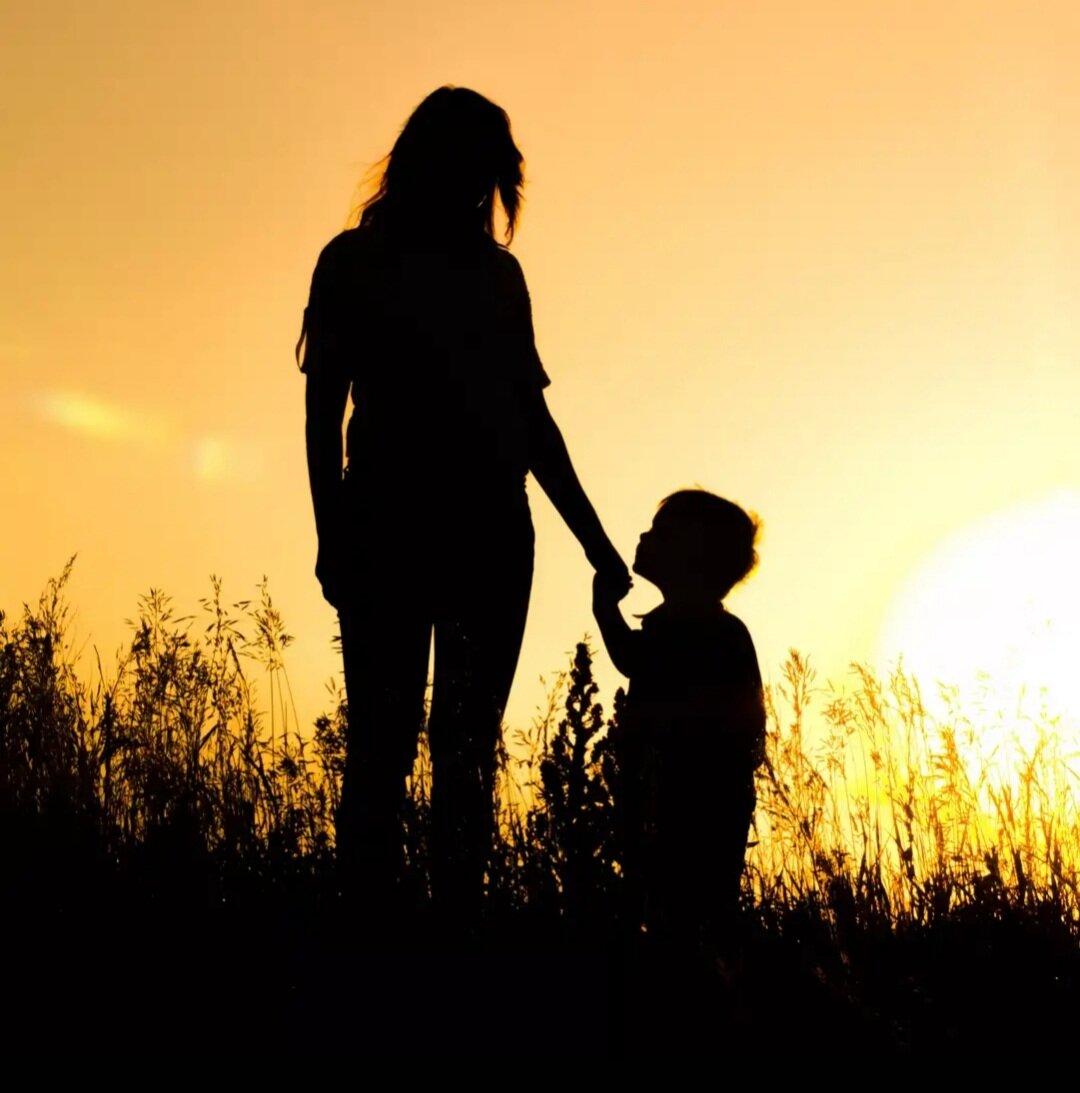 Любой мальчик - это потенциальный мужчина.  И в руках мамы, бабушки помочь им стать. Просто нужно стать им сильным. Говорить ему, что вы его любите, всегда поддержите. Говорите мальчику, что он мужчина с детства. А это значит сильный характером и самостоятельный. Отсутствие отца не показатель, что мальчик вырастит слабым. Слабым его делают мамы и бабушки,  через гиперопеку.