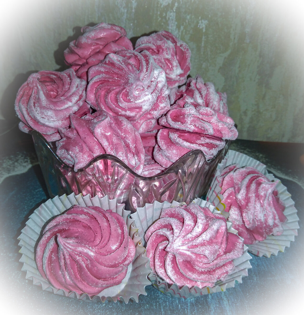  Кто не любит сладкого, но ведь это так вредно. А так хочется себя иногда побаловать. Зефир идеально для этого подходит. Это не только вкусно , но и полезно. А домашний зефир - это ещё и без химии. 