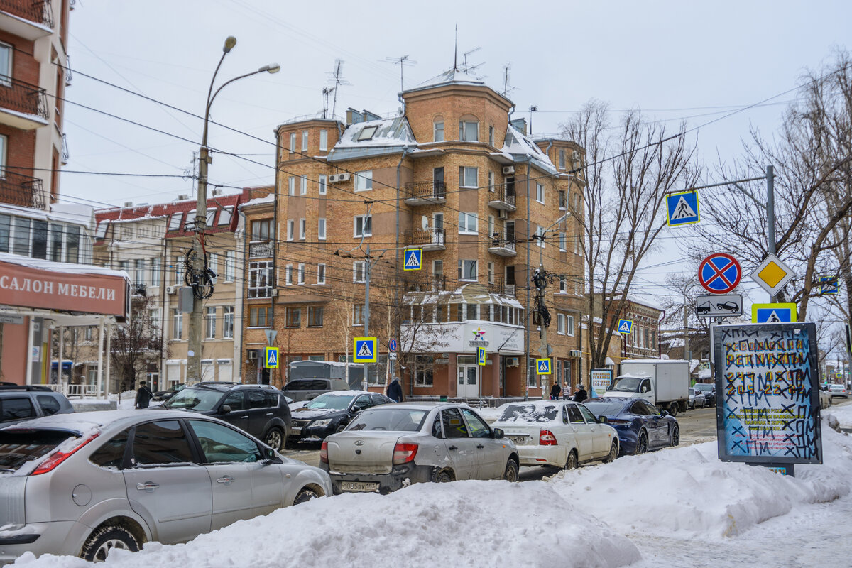 Чапаевская, 124/​Некрасовская, 41 - классика жанра: кирпич, угловая башня, балконы...
