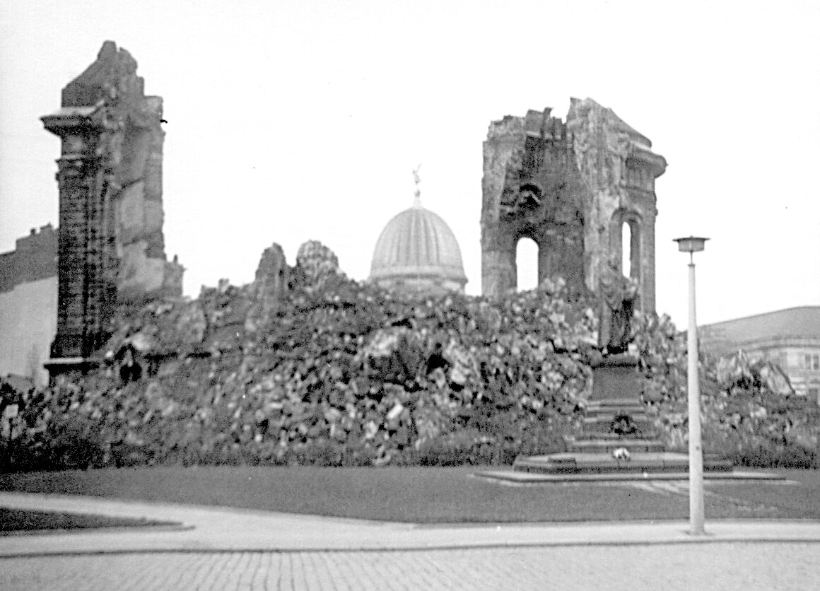Развалины церкви, 1970 год