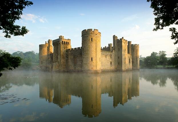 Замок Бодиам в графстве Восточный Суссекс, основан в 1385 году
