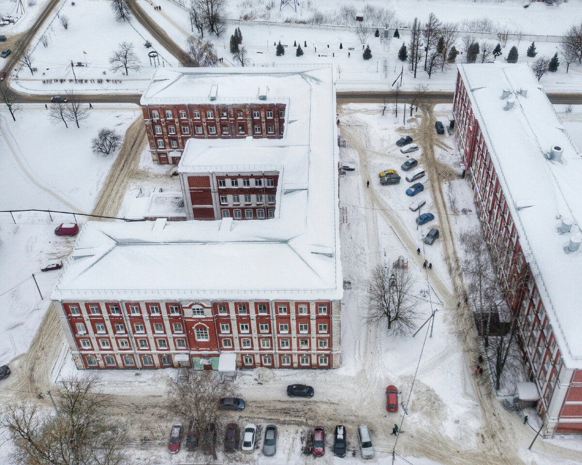 Казарма в виде буквы - З - ул. Зимина, дом  8. Фото автора 