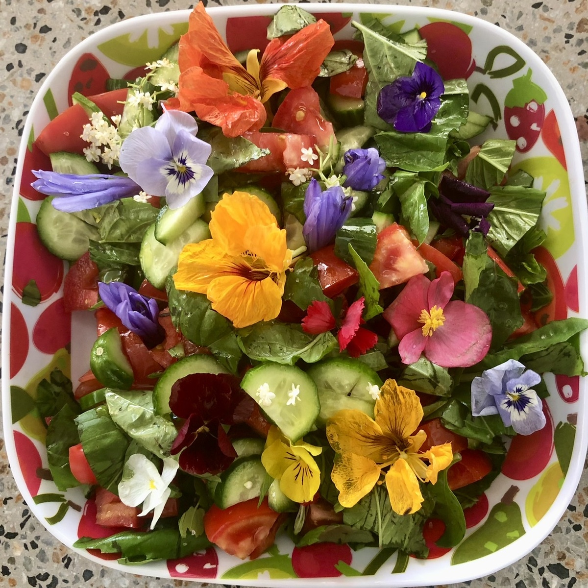 Салат из огурцов, зелени и съедобных цветов