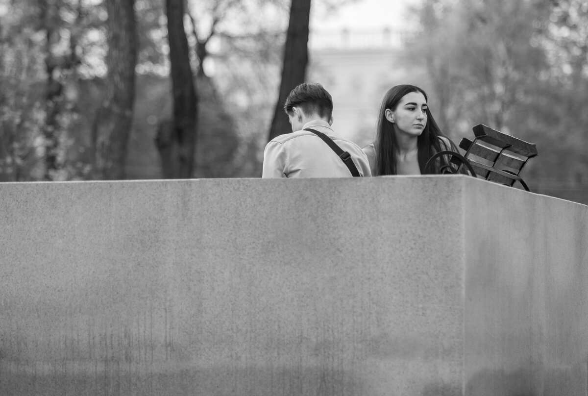 Влюбленная парочка в парке А. Матросова в Уфе, август 2021