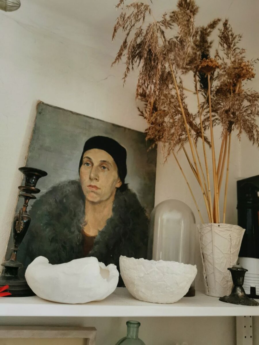 Отличительная черта - растительные мотивы