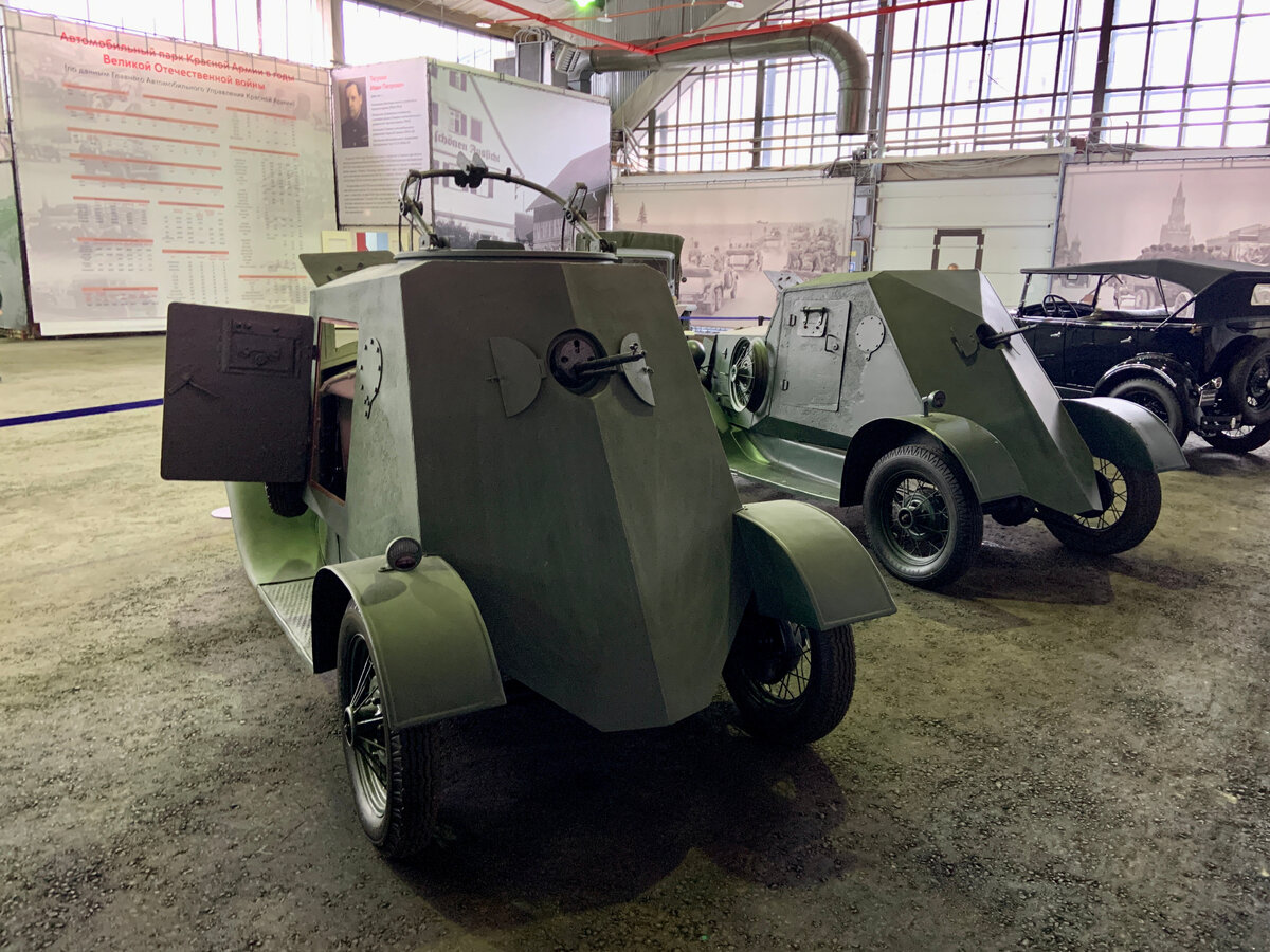 Легкие бронеавтомобили Д-12 и Д-8 (на заднем плане). Хорошо видны различия в конструкции и форме корпусов.