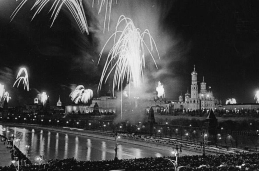 Первый салют в честь победы. Салют в Москве 1943. Салют Победы в Москве 1945 в Ленинграде. Салют Победы в Ленинграде 1944. Первый салют в Москве 1943.