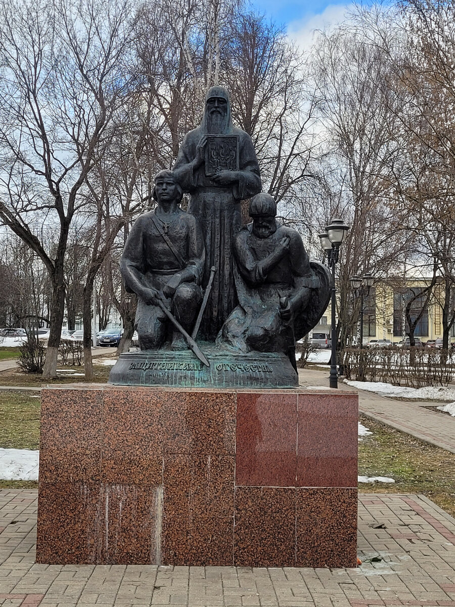 Памятник в Сергиевом Посаде. Все фотографии в данной статье сделаны мной.