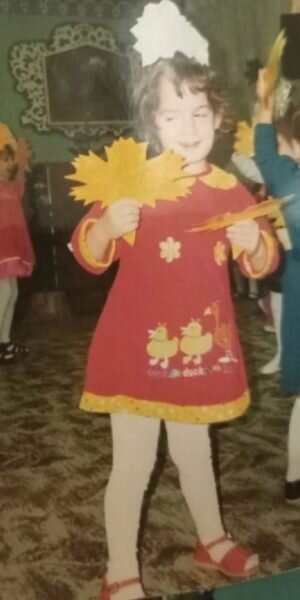 Зарина говорит, что фотографии — единственные личные вещи, которые были у нее в детском доме.