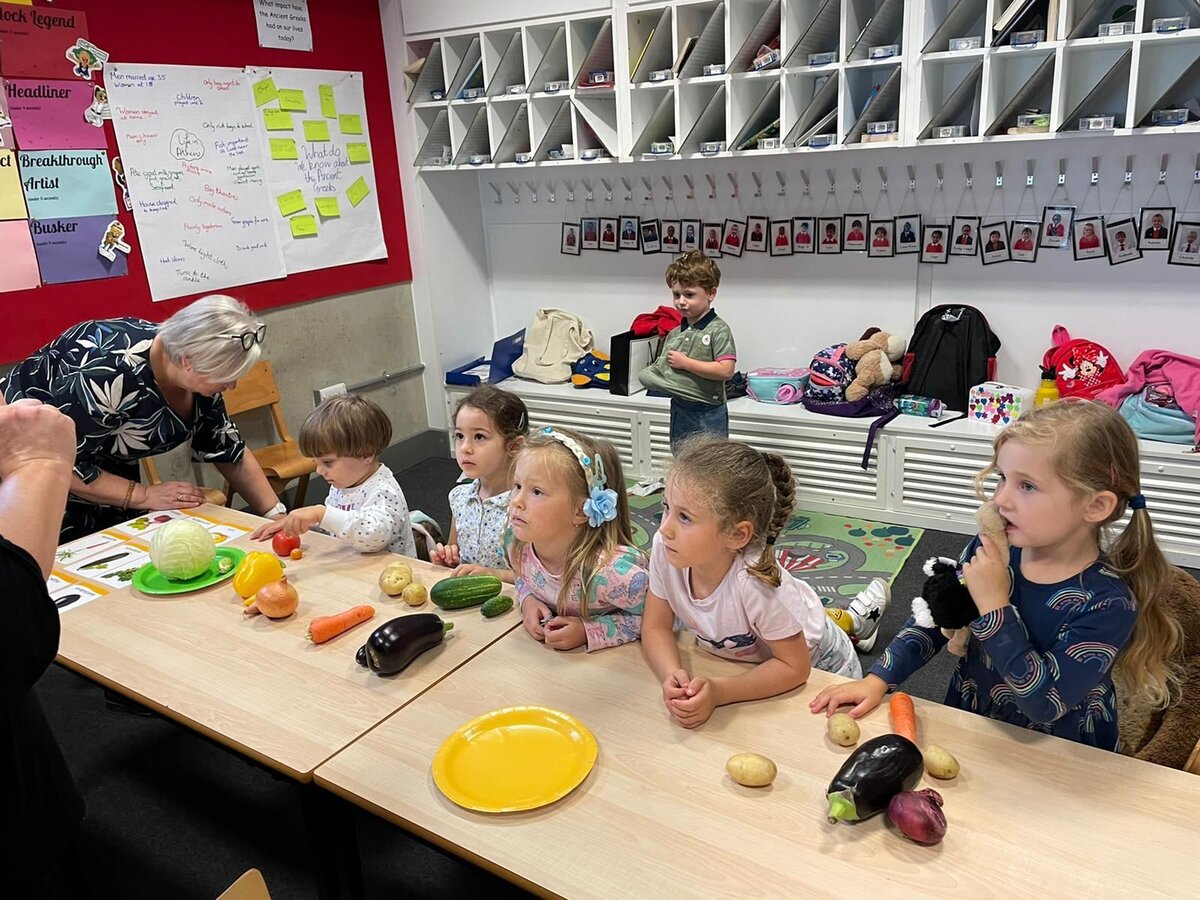 Надписи на стенах - на английском. Русская школа арендует помещение английской школы на субботу.