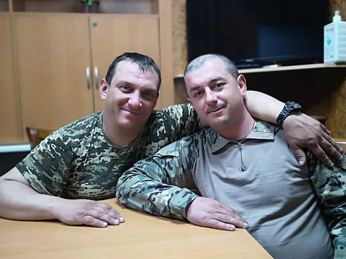 Сергей Лапко (слева) и Виталий Хрус рассказывают о трудностях, с которыми пришлось столкнуться их мужчинам на передовой в Украине. (Евген Семехин для Washington Post) (Сударсан Рагхаван/TWP) 