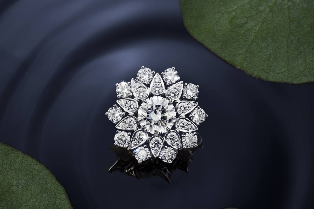 Кольцо Lotus Cluster Ring от Harry Winston. Источник изображения: https://clck.ru/nyjoE