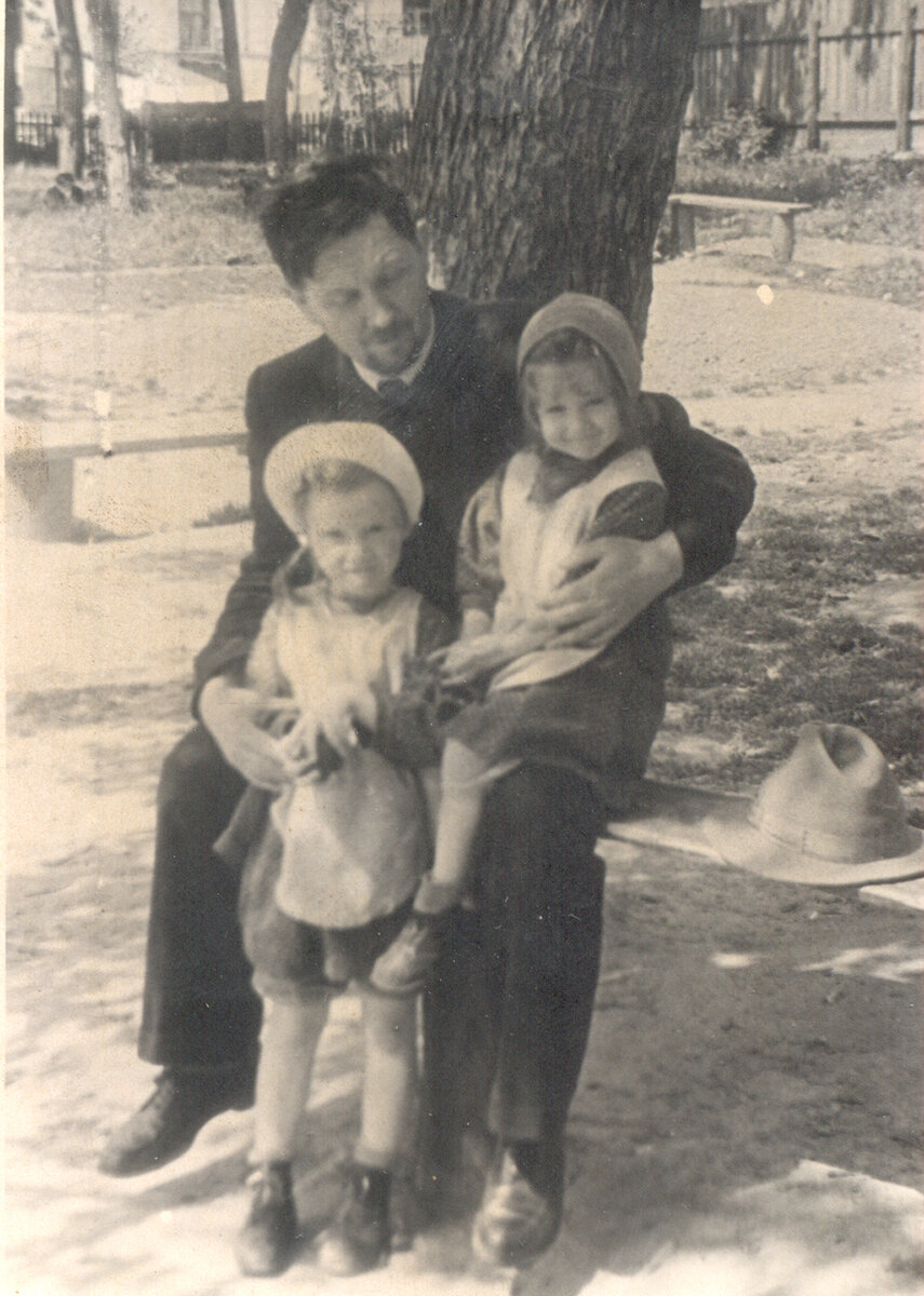 Игорь Константинович Фортунатов с дочерьми Ниной и Верой, 1950 г.                                             
