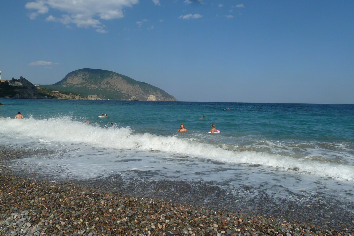 Это мы с дочкой в море в Гурзуфе купаемся.