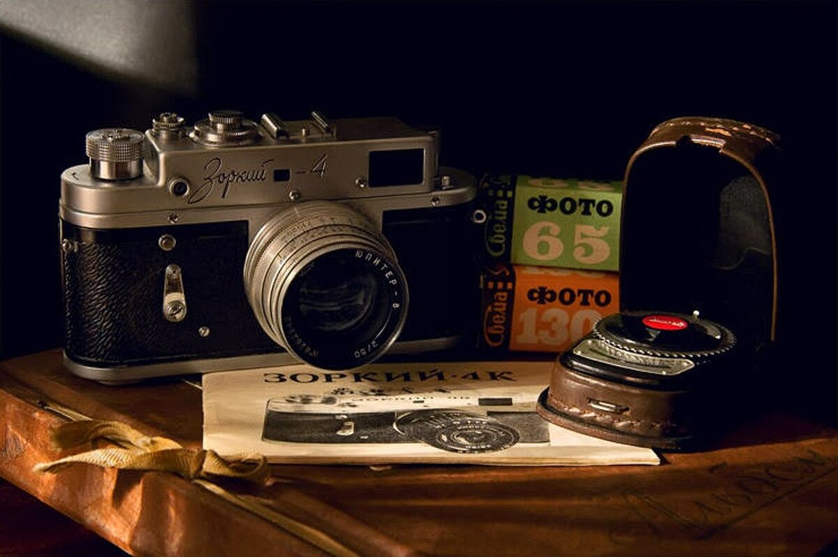Предмет прошлого времени. Советские фотоаппараты. Старый фотоаппарат. Ретро фотоаппарат. Натюрморт с фотоаппаратом.