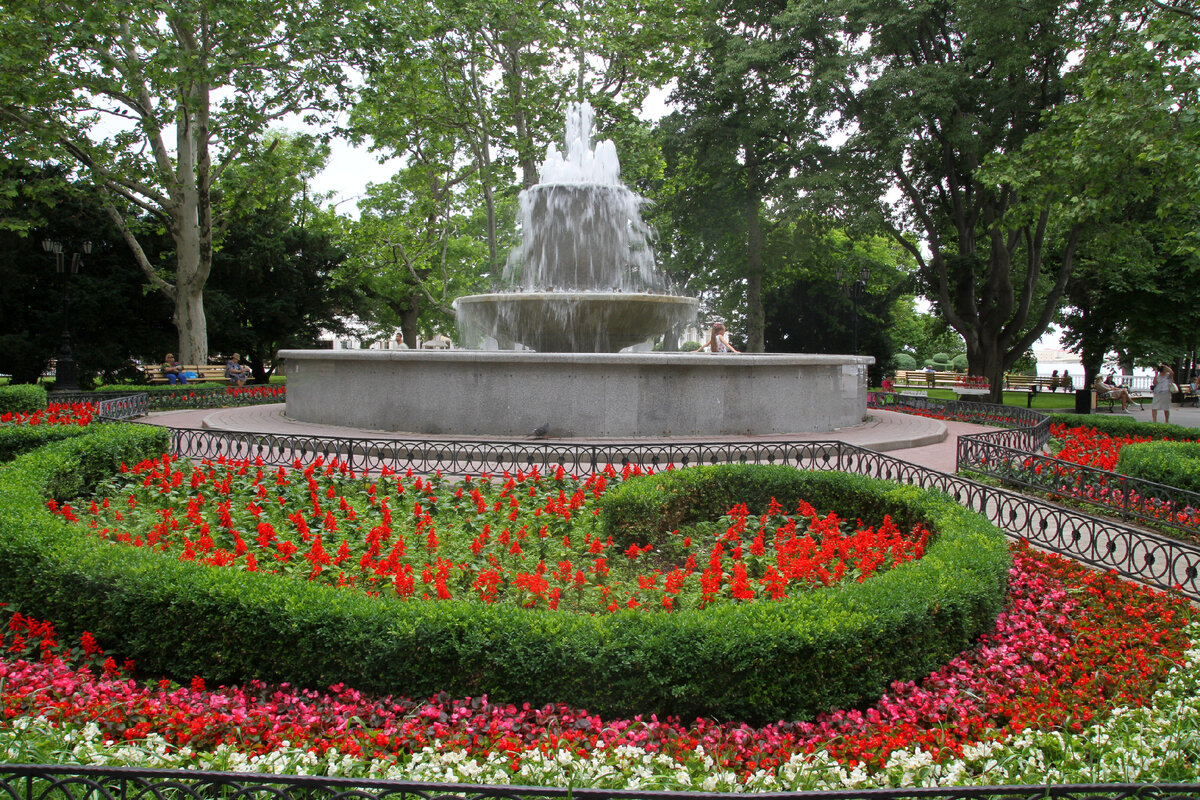 Фонтан на Приморском бульваре. Листайте вправо