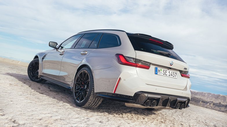 Под капотом здесь старшая версия битурбомотора 3.0, выдающая 510 л.с., 650Нм. Более крутая модификация этого агрегата досталась представленному в мае купе М4 CSL, у которого двигатель форсирован до 550 л.с. Коробка -восьмиступенчатый автомат.