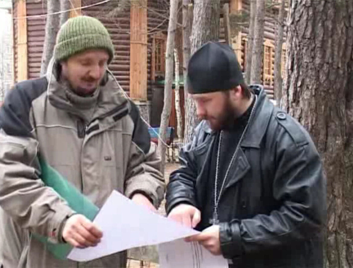 Настоятель священник Андрей Козорезов и прораб Завещевский Д.Л. перед началом работ; 28 ноября 2005 г.