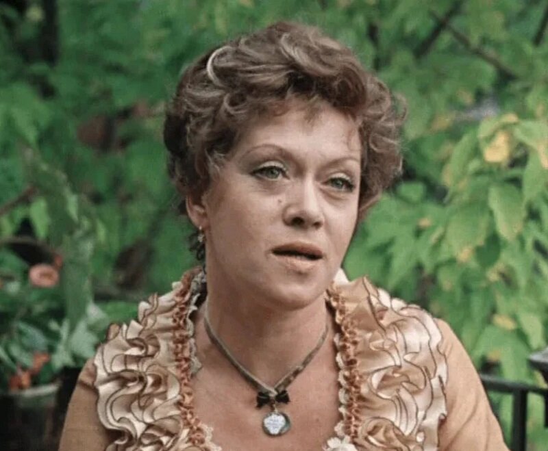 Кадр из фильма «Жестокий романс» (1984). Скриншот.