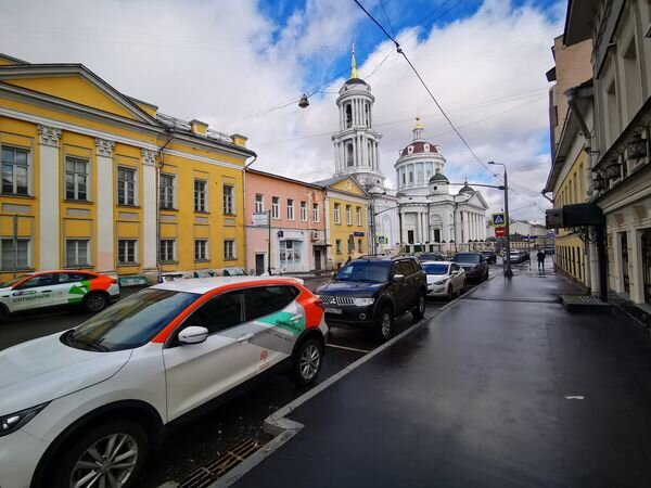 Храм стоит почти в самом начале улицы Солженицына. Его хорошо видно даже с площади. Если знать, куда смотреть
