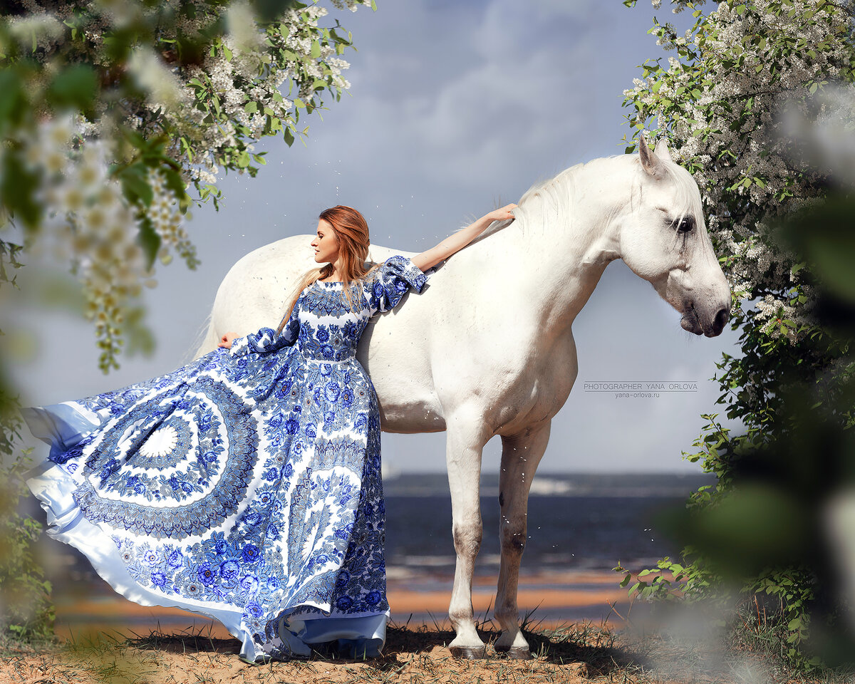 Сергей Есенин ЧЕРЕМУХА
Черемуха душистая
С весною расцвела
И ветки золотистые,
Что кудри, завила.
Кругом роса медвяная
Сползает по коре,
Под нею зелень пряная
Сияет в серебре.
А рядом, у проталинки,
В траве, между корней,
Бежит, струится маленький
Серебряный ручей.
Черемуха душистая,
Развесившись, стоит,
А зелень золотистая
На солнышке горит.
Ручей волной гремучею
Все ветки обдает
И вкрадчиво под кручею
Ей песенки поет.
[1915]