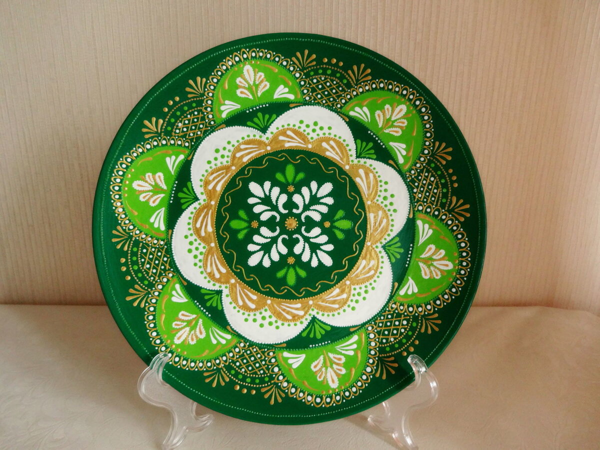 Тарелки на подставках. Яркая и интересная роспись.