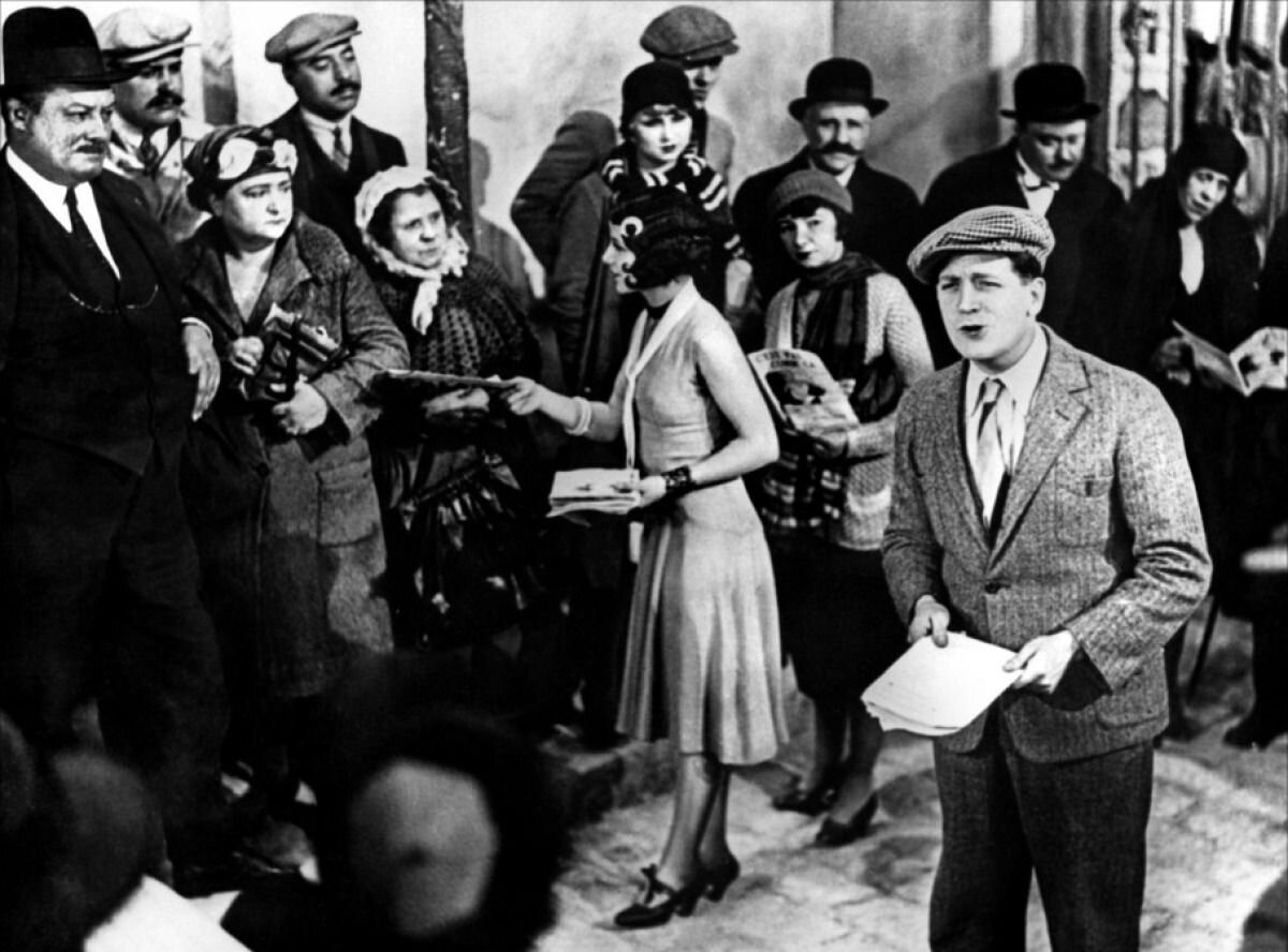 Альберт и Пола работают на улице, "Под крышами Парижа", 1930 г.