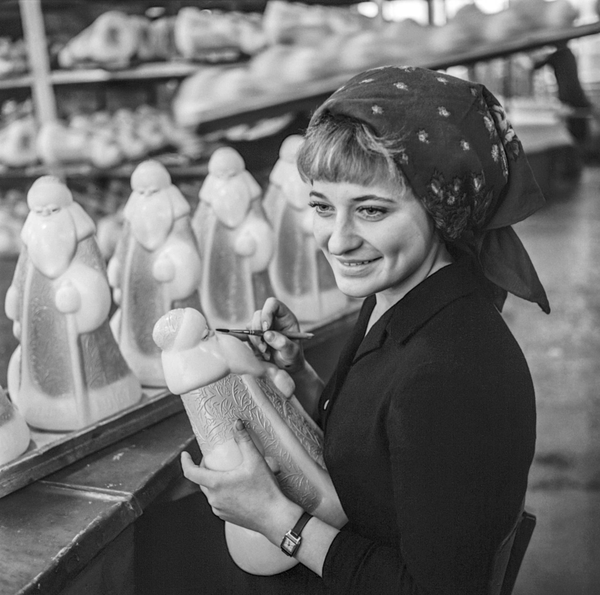 Из серии фотоснимков «Дед Мороз на конвейере». В цехе художественной росписи. Декабрь 1966 года. Фото В. Ахломова. https://fishki.net/