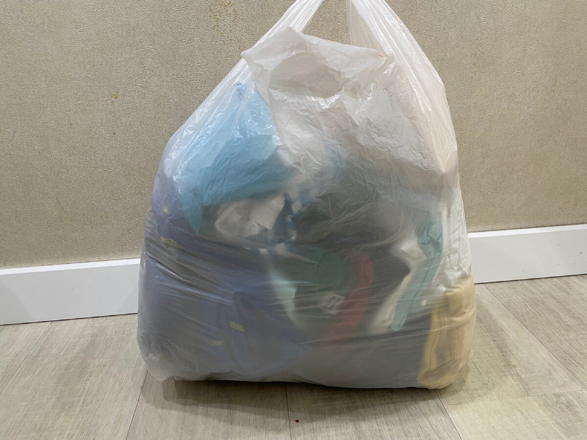 Большой пакет в вещами, расхламила еще и то, что отложила где-то около года назад