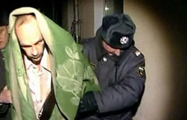 Бориса выводят в день происшествия из квартиры.