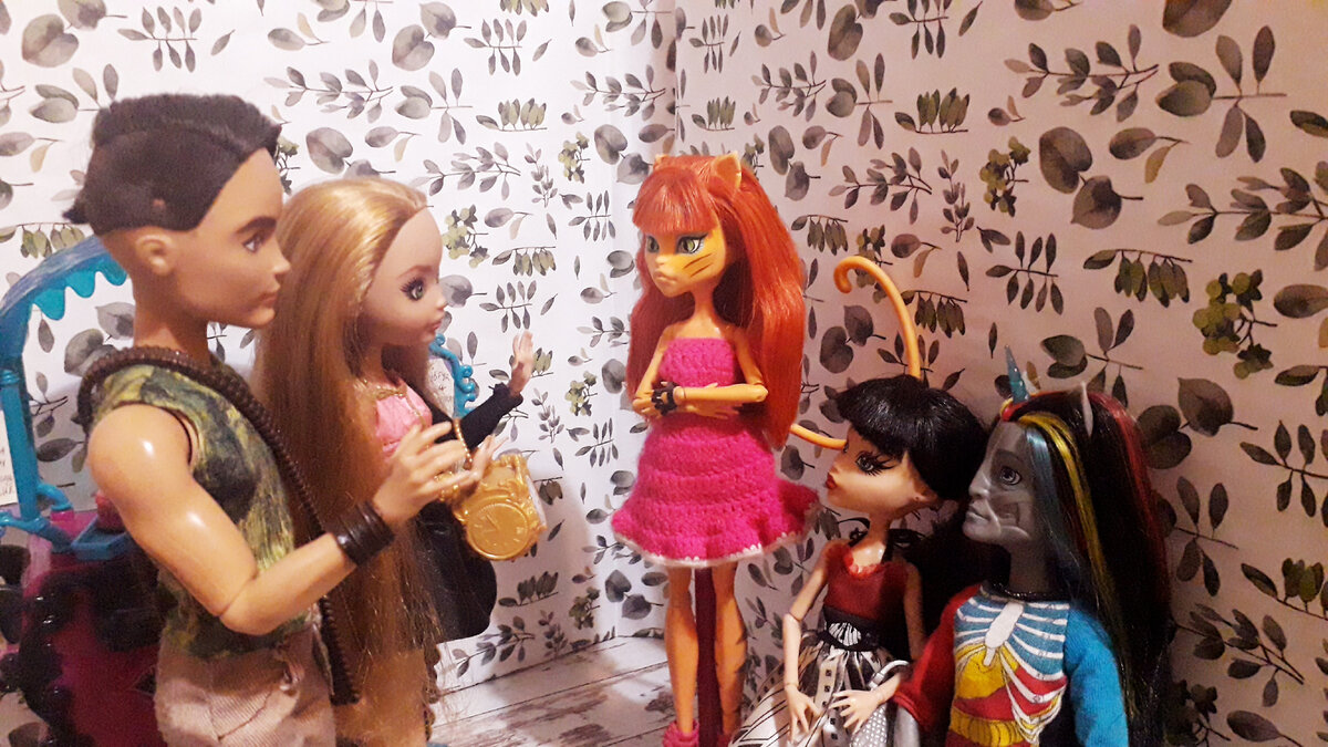 Одноклассники обсуждают игры на природе.