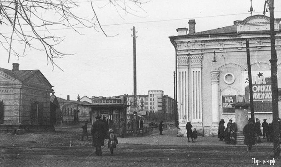 Бывший дом Облфинотдела (сейчас здание по ул. Мира 21). Перекресток улиц Киевской (ул. Гагарина) и Смоленской (ул. Мира). С до военного времени, до наших дней.