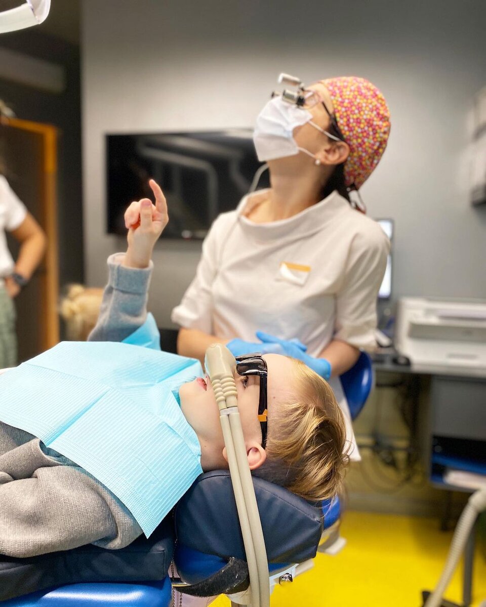 Моя коллега Екатерина Михалькова вместе со своим маленьким пациентом выбирает мультфильм