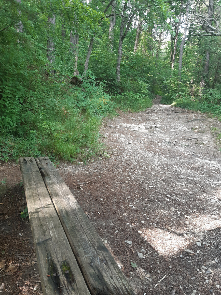 Вот такие лавочки встречали по дороге