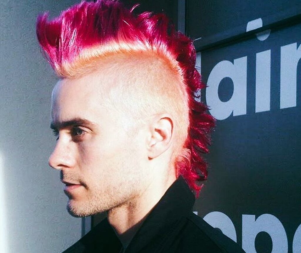 Красные волосы мужские. Jared Leto с ирокезом. Джаред лето розовый ирокез. Джаред лето панк. Джаред лето прически.