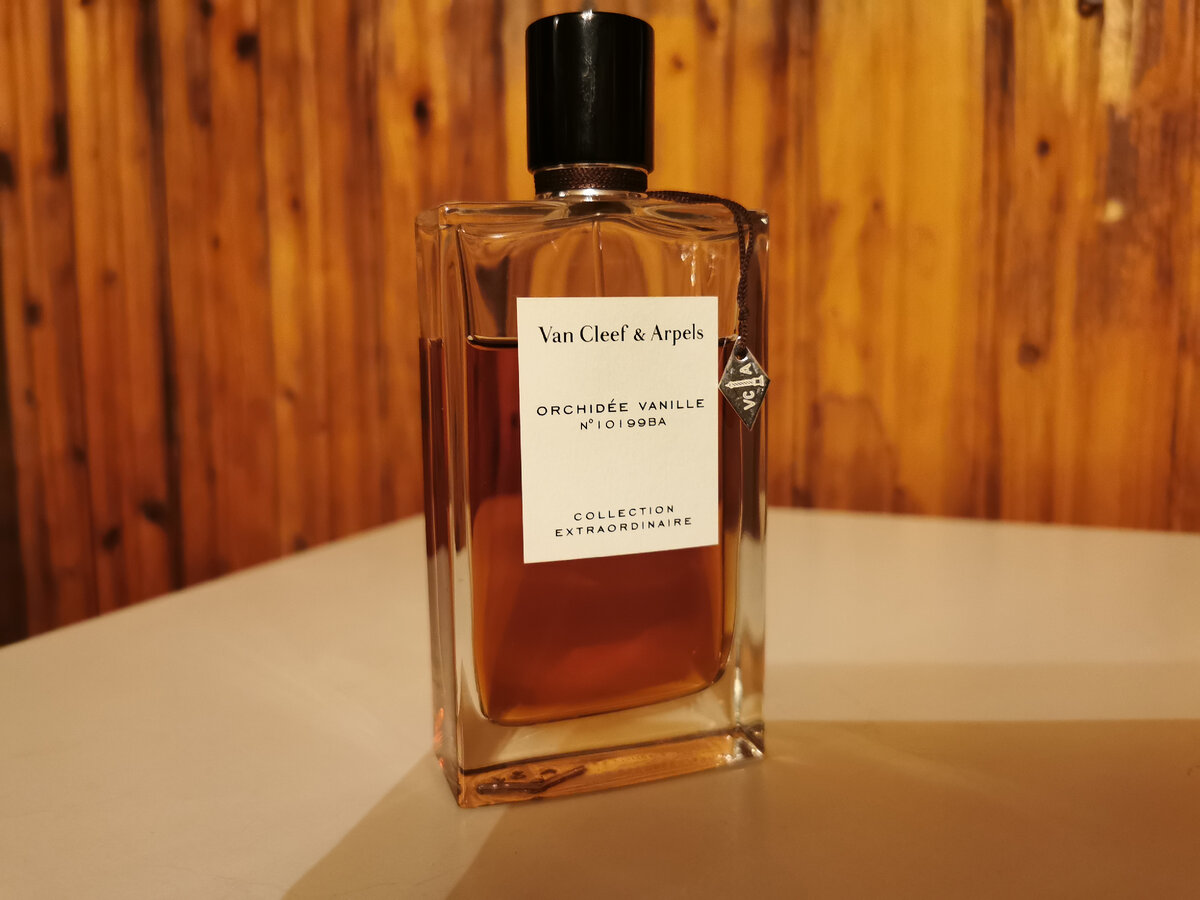 Ноты: ваниль, тёмный шоколад, ванильная орхидея, бобы тонка, горький минлаль, мандарин, фиалка, белый мускус, личи, кедр, болгарская роза.