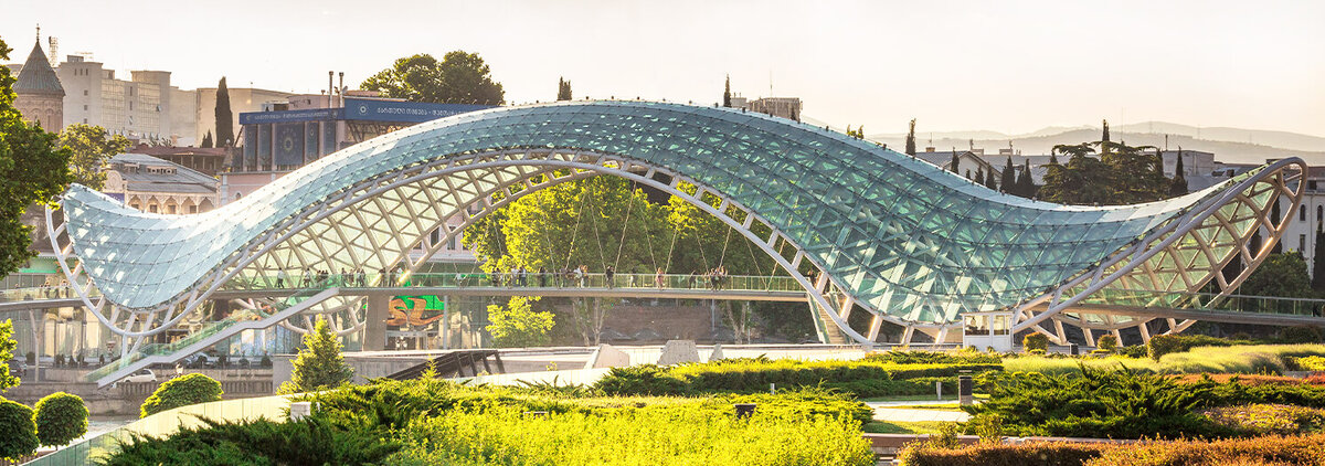 Знаменитый Мост Мира в Тбилиси