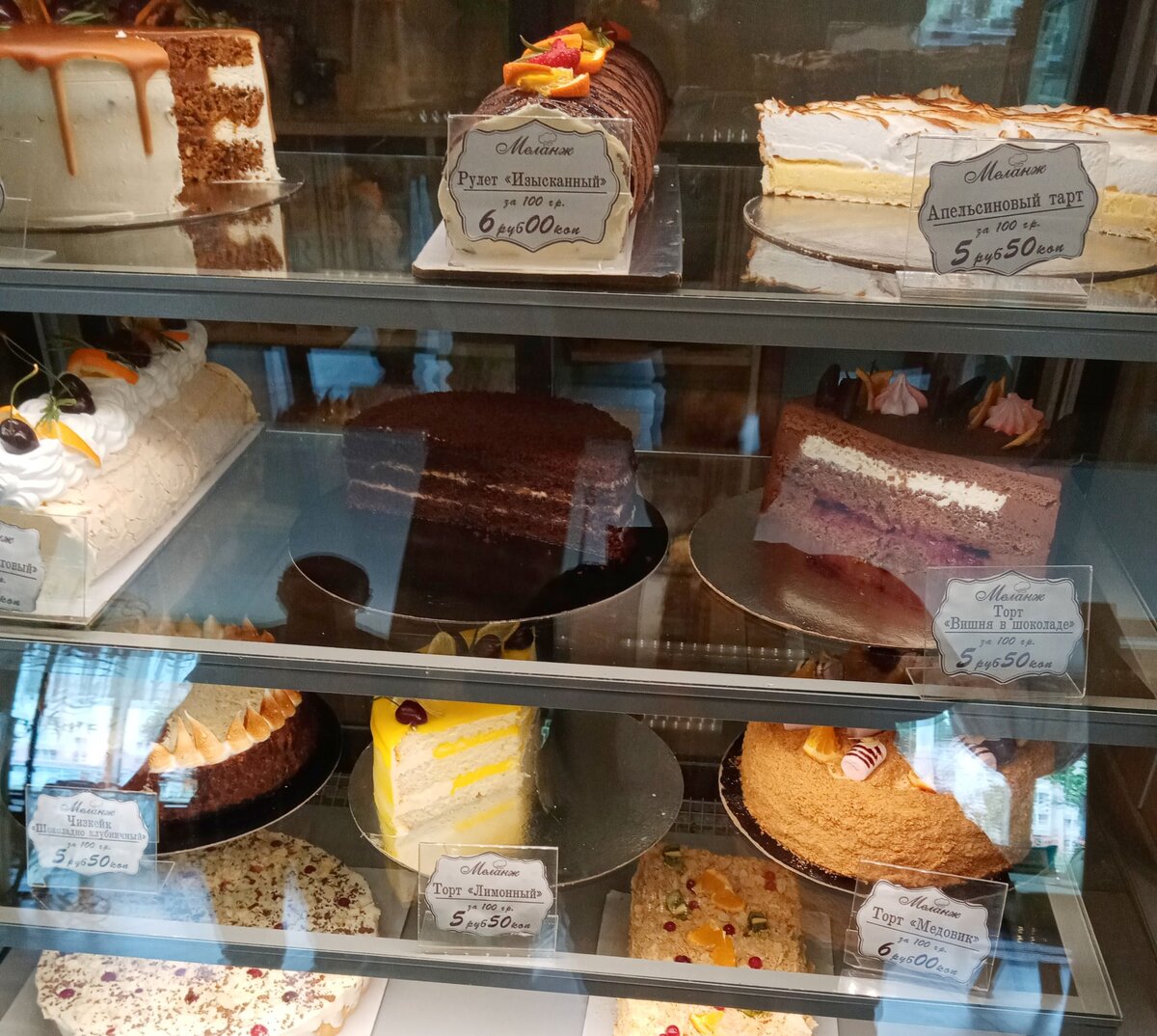 Мы их сняли в кафе-кондитерской "Меланж". Пекарней называть его неуместно. 